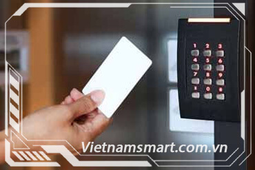 Kiểm soát ra vào cửa bằng thẻ